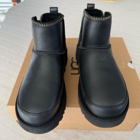 UGG CLASSIC LEATHER MINI MOTO BOOT - Picture 2 of 11